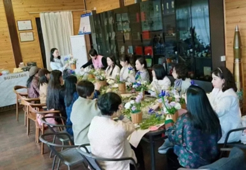 东湖畔花事：以指尖美学，赴一场春日心灵SPA——武汉企业家国学人文班&工商管理班插花雅集活动纪实 223.jpg